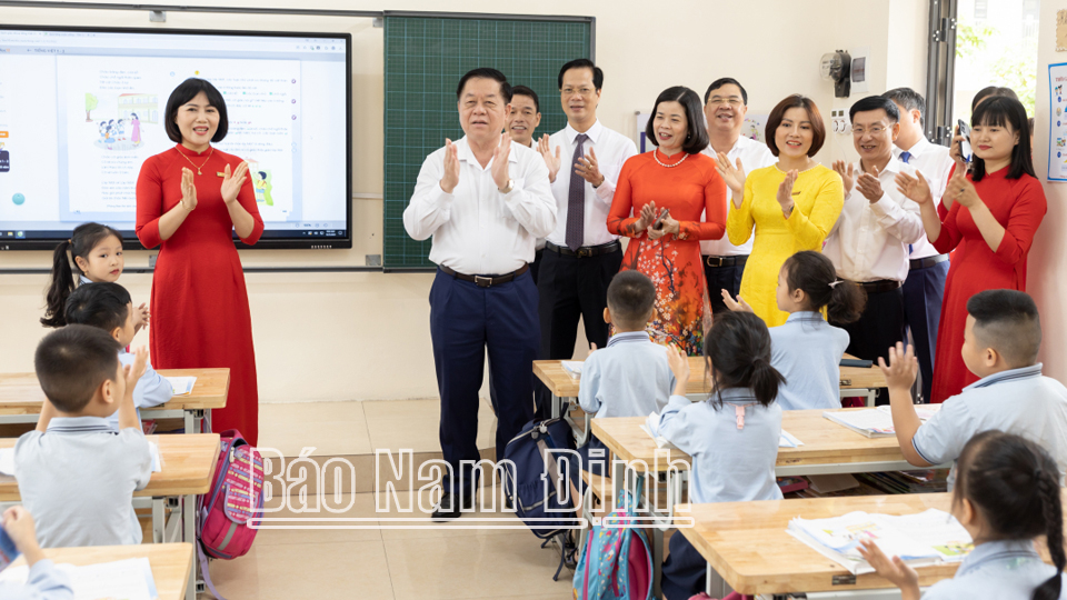 Đồng chí Trưởng Ban Tuyên giáo Trung ương Nguyễn Trọng Nghĩa và các đồng chí lãnh đạo tỉnh tham quan lớp học trường Tiểu học Nguyễn Tất Thành (thành phố Nam Định). 

