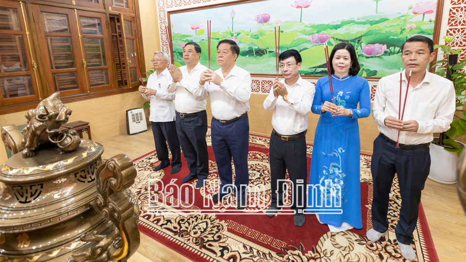 Đồng chí Trưởng Ban Tuyên giáo Trung ương Nguyễn Trọng Nghĩa dâng hương tưởng nhớ Chủ tịch Hồ Chí Minh