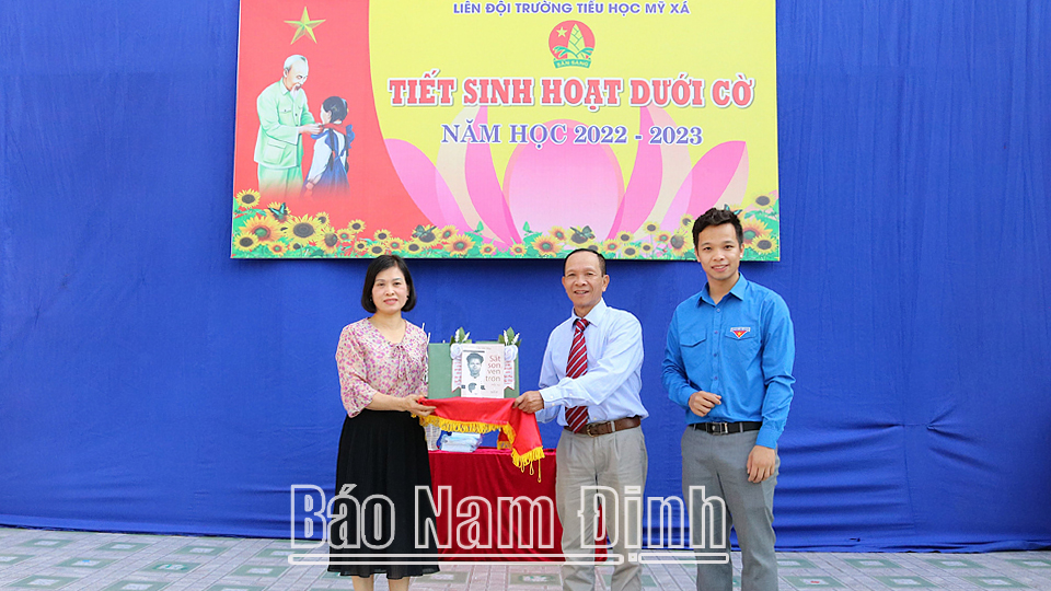 Đại diện gia đình nhà lão thành cách mạng Trần Văn Mạc giao lưu trò chuyện cùng các em học sinh Trường Tiểu học Mỹ Xá (thành phố Nam Định).