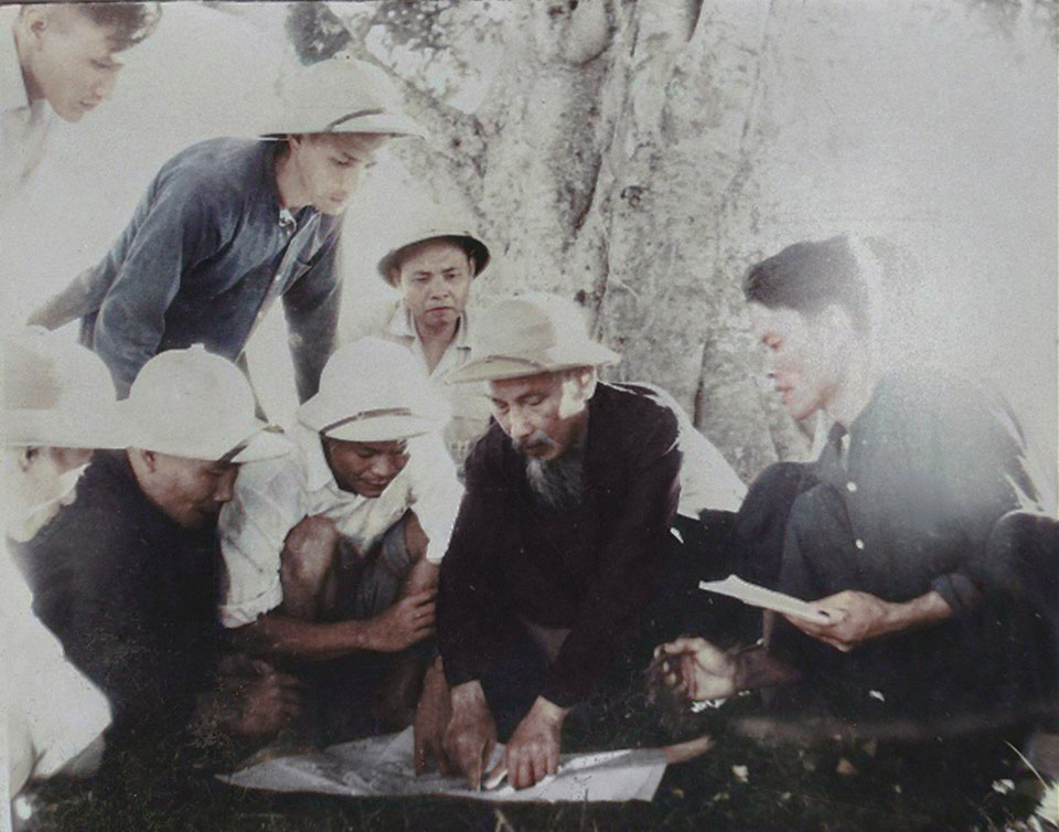 Chủ tịch Hồ Chí Minh duyệt phương án cải tạo đồng ruộng tại xã Yên Tiến, huyện Ý Yên, ngày 13-8-1958.