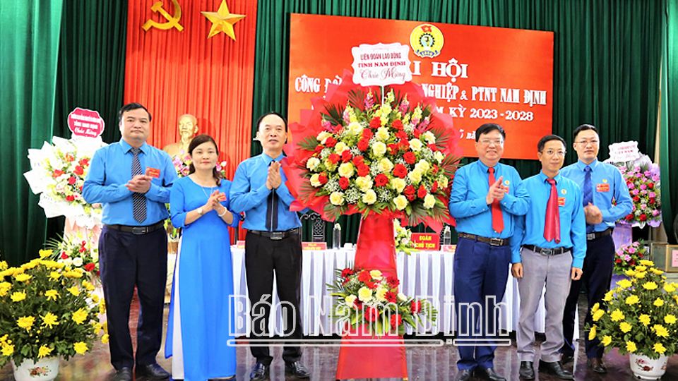 ĐT - Lãnh đạo Liên đoàn Lao động tỉnh tặng đại hội lẵng hoa tươi thắm.
