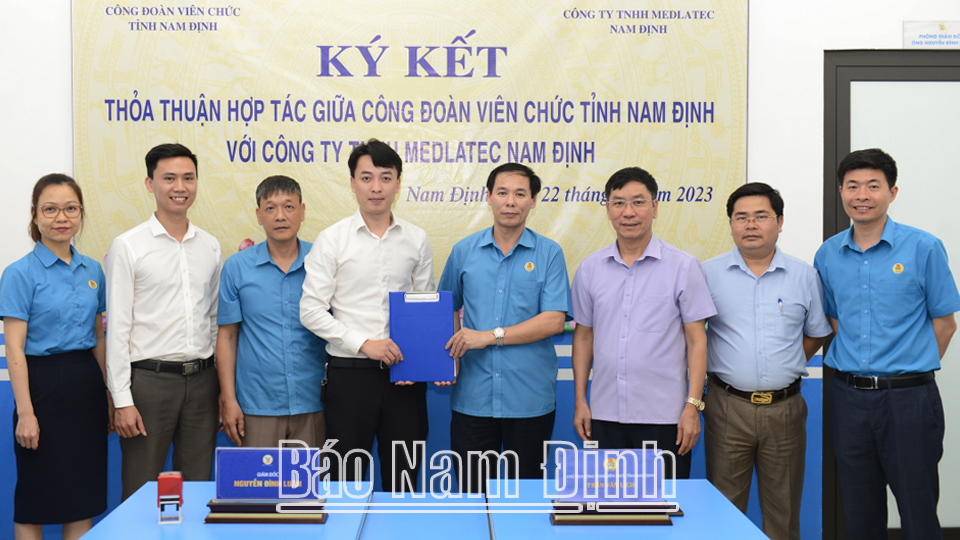 Lãnh đạo Công đoàn Viên chức tỉnh và MEDLATEC Nam Định trao đổi văn bản đã ký kết. 
