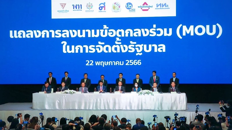 Lãnh đạo các đảng trong liên minh tại buổi lễ ký MoU. (Ảnh: Nation)
