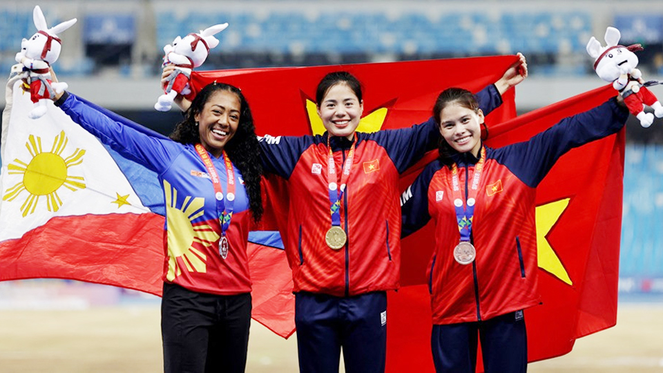 Vận động viên Nguyễn Thị Huyền (đứng giữa) đoạt Huy chương Vàng nội dung chạy 400m vượt rào nữ.
Ảnh: Reuters