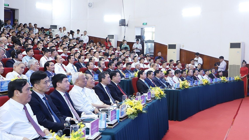Chủ tịch Quốc hội Vương Đình Huệ, Phó Thủ tướng Chính phủ Trần Hồng Hà cùng đại biểu tham dự hội nghị.
