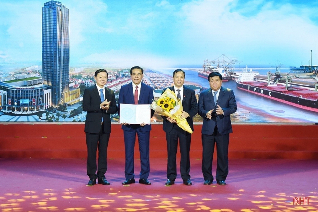 Phó Thủ tướng Chính phủ Trần Hồng Hà và Bộ trưởng Bộ KH&ĐT Nguyễn Chí Dũng trao quyết định phê duyệt Quy hoạch tỉnh, tặng hoa chúc mừng Hà Tĩnh.

