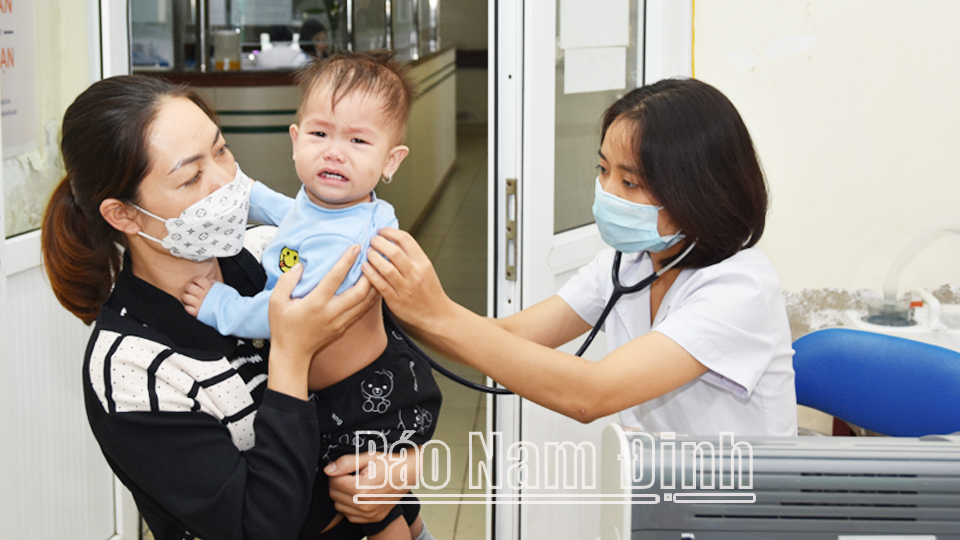 Khám bệnh cho trẻ em tại Bệnh viện Nhi tỉnh.