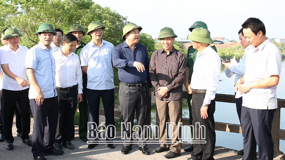 Đồng chí Bí thư Tỉnh ủy Phạm Gia Túc và đoàn công tác kiểm tra công trình cống Ngô Xá, xã Nam Phong (thành phố Nam Định). 

