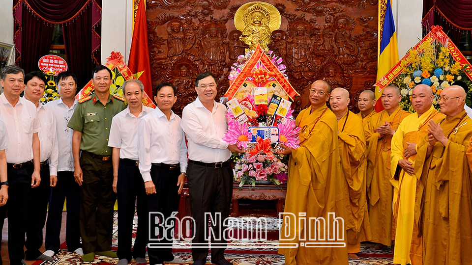 Đồng chí Bí thư Tỉnh ủy Phạm Gia Túc và các đồng chí lãnh đạo tỉnh tặng quà chúc mừng Ban Trị sự Giáo hội Phật giáo tỉnh. 

