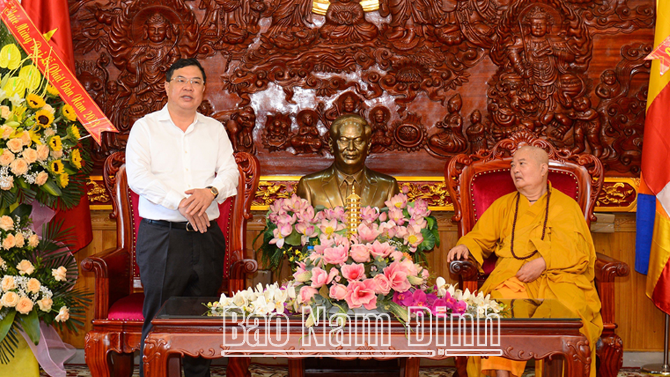 Đồng chí Bí thư Tỉnh ủy Phạm Gia Túc phát biểu chúc mừng Ban Trị sự Giáo hội Phật giáo tỉnh.
