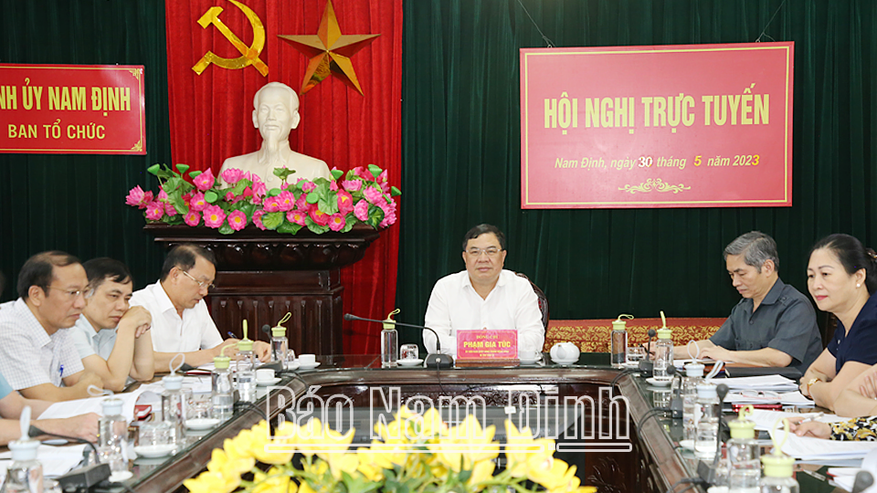 Đồng chí Phạm Gia Túc, Ủy viên BCH Trung ương Đảng, Bí thư Tỉnh ủy và các đại biểu tham dự hội nghị tại điểm cầu tỉnh Nam Định. 
