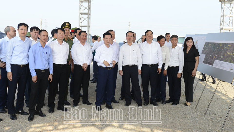 Chủ tịch nước Võ Văn Thưởng và các đồng chí lãnh đạo Trung ương, lãnh đạo tỉnh kiểm tra hiện trường thi công dự án xây dựng tuyến đường Nam Định - Lạc Quần - Đường bộ ven biển đoạn qua huyện Trực Ninh.