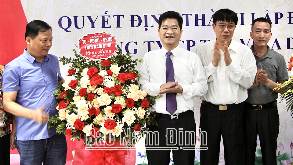 Đồng chí Trần Anh Dũng, Uỷ viên Ban TVTU, Phó Chủ tịch Thường trực UBND tỉnh tặng hoa chúc mừng Đảng bộ Công ty Cổ phần TCE Vina Denim. ĐT2
