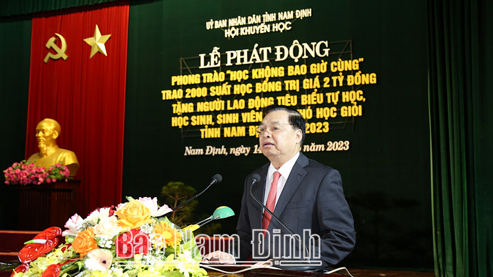 Đồng chí Lê Mạnh Hùng, Phó Chủ tịch kiêm Tổng thư ký Hội Khuyến học Việt Nam phát biểu tại buổi lễ. ĐT2
            