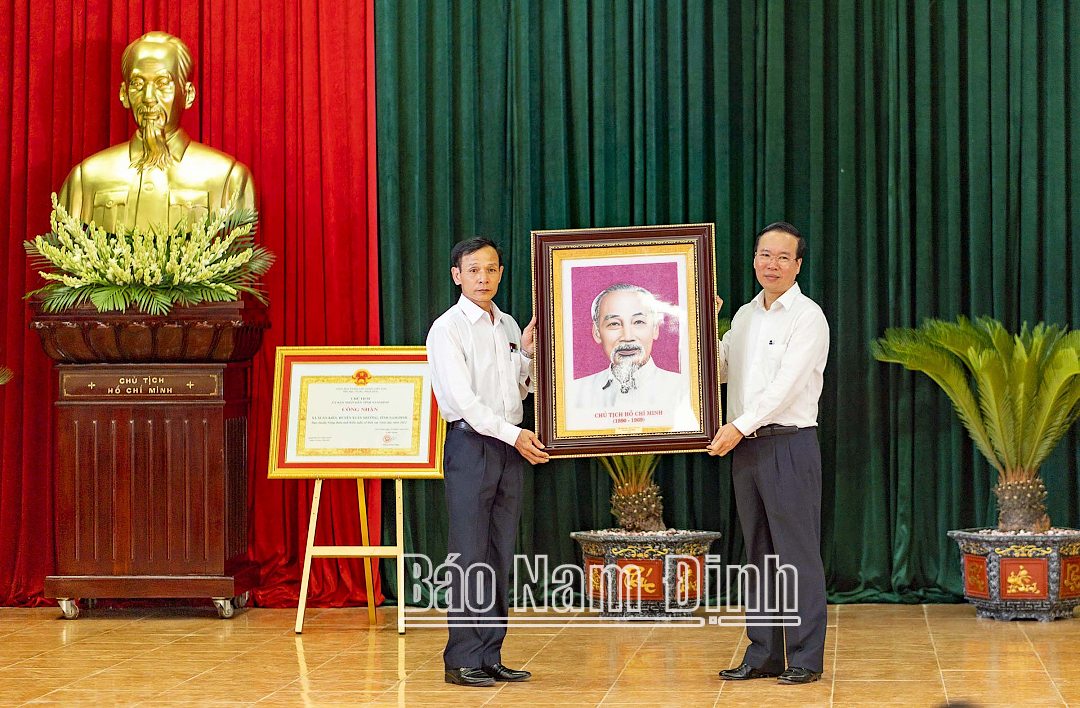 Chủ tịch nước Võ Văn Thưởng tặng bức ảnh chân dung Chủ tịch Hồ Chí Minh cho Đảng bộ, chính quyền, nhân dân xã Xuân Kiên (Xuân Trường).