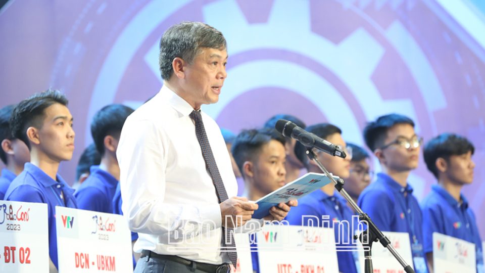 Đồng chí Trần Lê Đoài, TUV, Phó Chủ tịch UBND tỉnh, Trưởng Ban Tổ chức cuộc thi Robocon 2023 tại Nam Định phát biểu tại lễ khai mạc Cuộc thi
