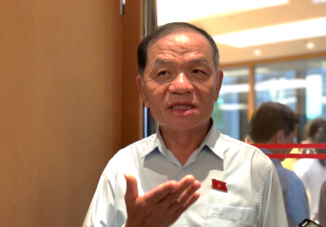 Đại biểu Lê Thanh Vân (Đoàn ĐBQH tỉnh Cà Mau) trao đổi bên hành lang Quốc hội. 