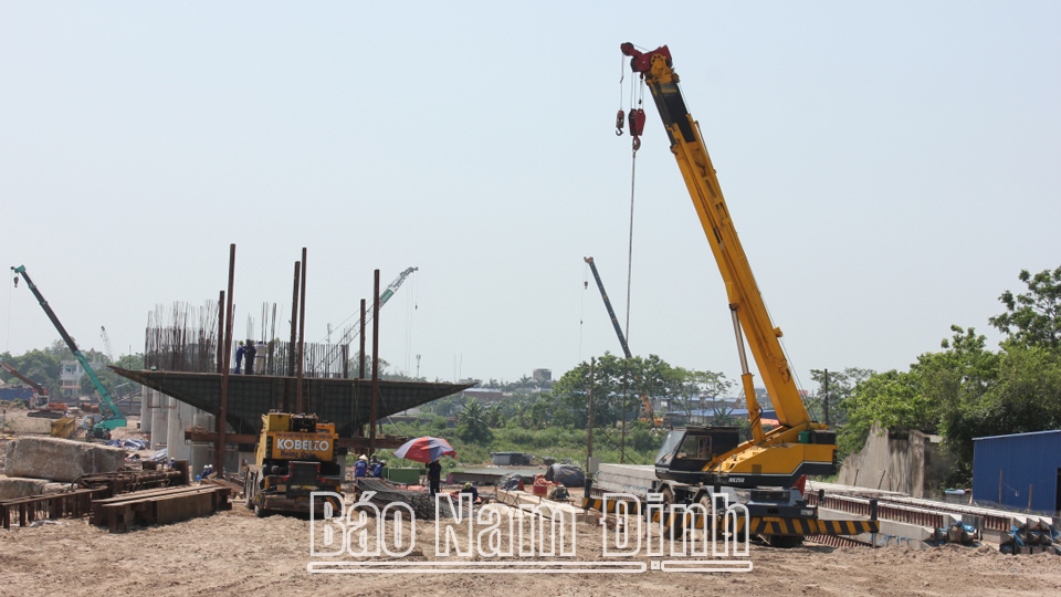 Thi công các hạng mục dự án cầu vượt sông Đào nối từ đường Song Hào đến đường Vũ Hữu Lợi (thành phố Nam Định).
