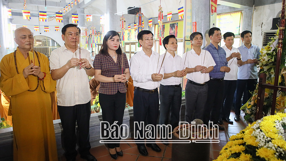 Đồng chí Chủ tịch UBND tỉnh Phạm Đình Nghị và các đại biểu dâng hương tại Chùa Cổ Lễ (Trực Ninh).