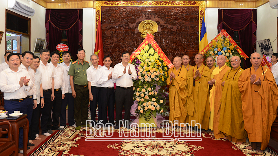 Đồng chí Bí thư Tỉnh ủy Phạm Gia Túc và các đồng chí lãnh đạo tỉnh tặng lẵng hoa tươi thắm chúc mừng Ban Trị sự Giáo hội Phật giáo tỉnh.
            