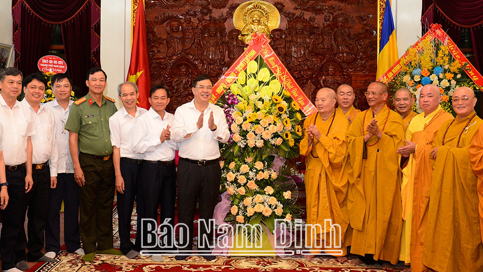 Đồng chí Bí thư Tỉnh ủy Phạm Gia Túc và các đồng chí lãnh đạo tỉnh tặng lẵng hoa tươi thắm chúc mừng Ban Trị sự Giáo hội Phật giáo tỉnh.
