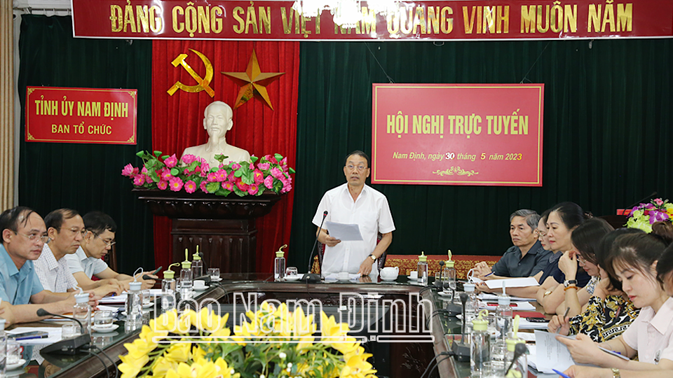 Đồng chí Nguyễn Văn Va, Ủy viên Ban TVTU, Trưởng Ban Tổ chức Tỉnh ủy phát biểu góp ý sửa đổi, bổ sung Quy định số 132 của Bộ Chính trị.
            