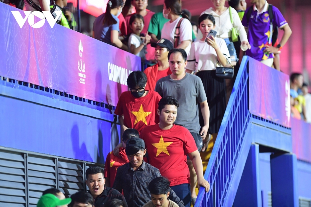 CĐV thất vọng với những gì U22 Việt Nam đã trình diễn trong hiệp 2 trận gặp Lào. 