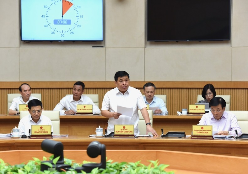 Bộ trưởng Kế hoạch và Đầu tư Nguyễn Chí Dũng báo cáo tại phiên họp.