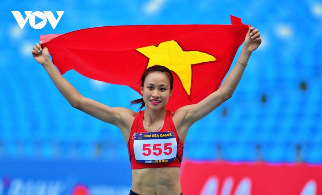 Huỳnh Thị Mỹ Tiên ăn mừng tấm HCV ở đường chạy 100m rào nữ