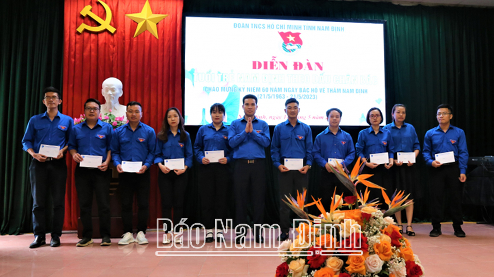 Lãnh đạo Tỉnh Đoàn trao tặng quà cho thanh niên công nhân tiêu biểu của Tổng Công ty Cổ phần Dệt may Nam Định có thành tích xuất sắc trong học tập và làm theo Bác.ĐT 3
