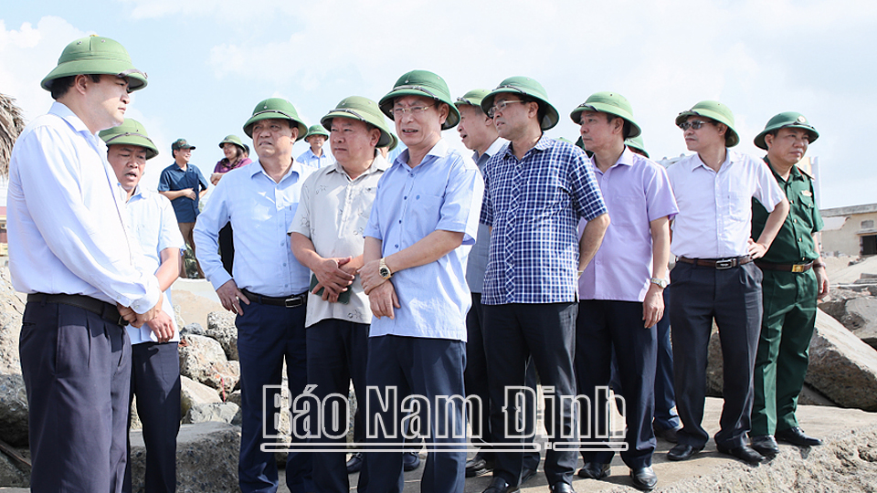 Đồng chí Chủ tịch UBND tỉnh Phạm Đình Nghị kiểm tra kè biển tại thị trấn Thịnh Long (Hải Hậu).