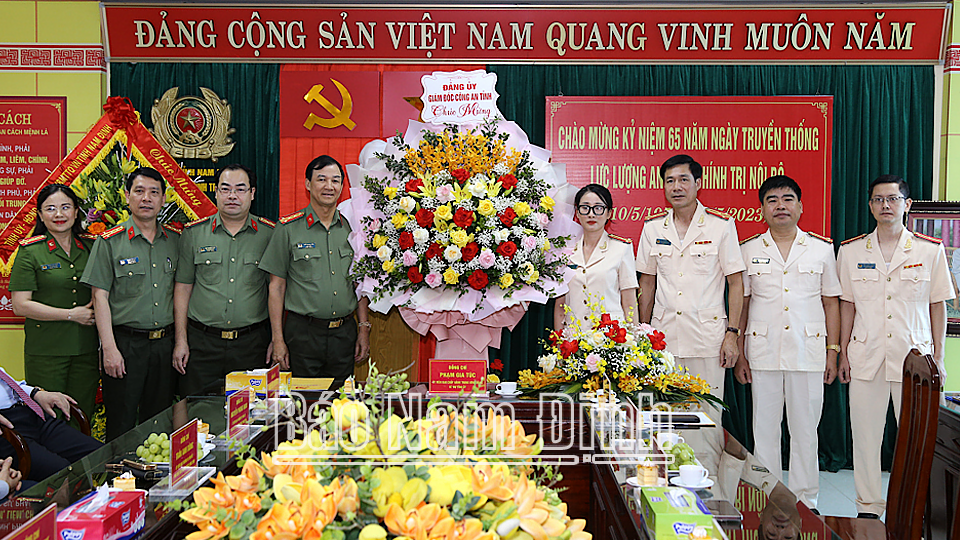 Lãnh đạo Công an tỉnh tặng lẵng hoa tươi thắm chúc mừng Phòng An ninh chính trị nội bộ  ĐT 4
