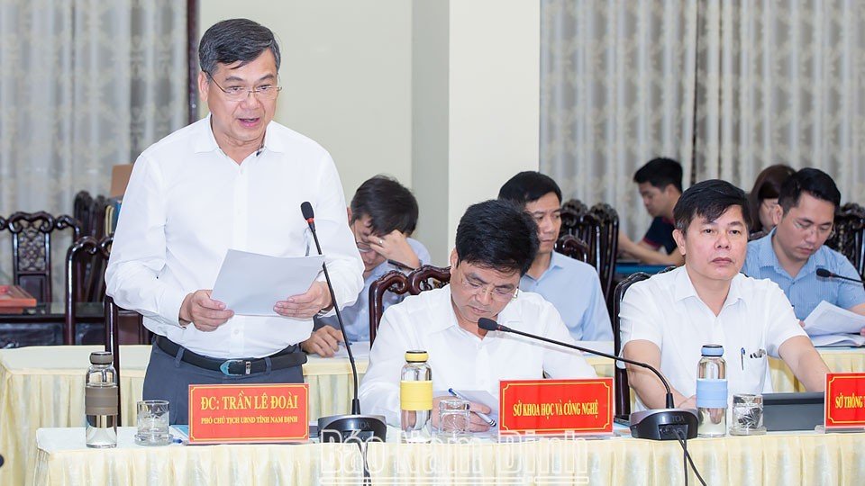 Đồng chí Trần Lê Đoài, TUV, Phó Chủ tịch UBND tỉnh trình bày báo cáo tại buổi làm việc.