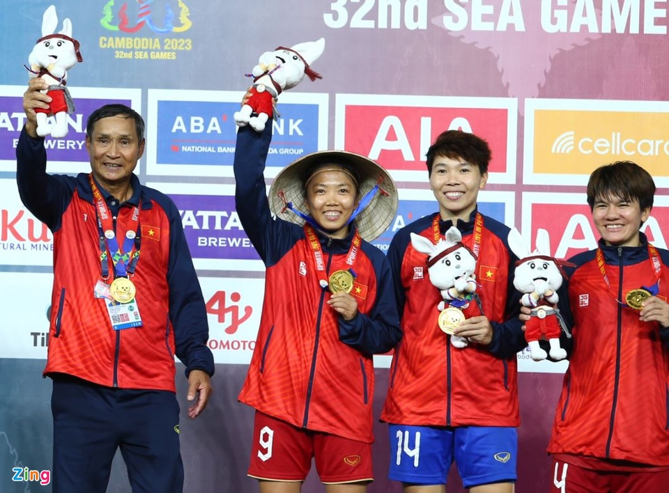 Tuyển nữ Việt Nam có 8 lần vô địch SEA Games, thành tích không đội tuyển nào có thể chạm đến, ngay cả Thái Lan (5 lần). Trong 8 lần các cô gái Việt Nam giành HCV đại hội khu vực, có đến 6 lần ông Mai Đức Chung giữ cương vị huấn luyện viên trưởng.