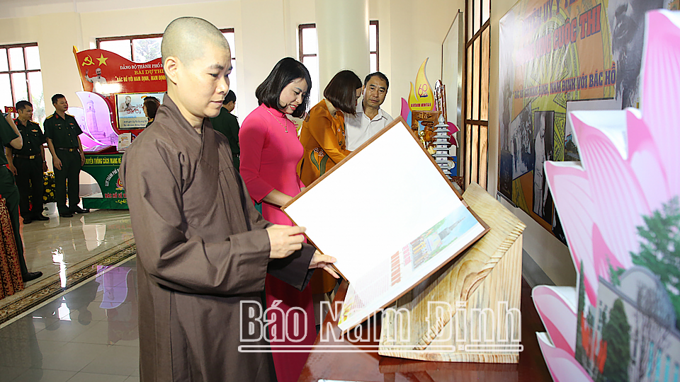 Ni sư Thích Đàm Ngọc, Phó Trưởng ban Ban Trị sự Giáo hội Phật giáo huyện Ý Yên bên bài viết được nhận gải Ba Cuộc thi.
