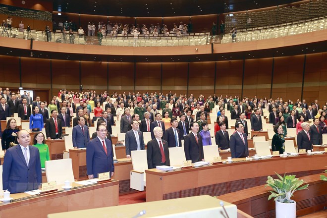 Các vị lãnh đạo, nguyên lãnh đạo Đảng, Nhà nước và đại biểu Quốc hội thực hiện nghi thức chào cờ.