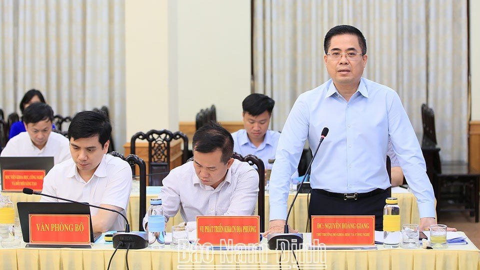 Đồng chí Nguyễn Hoàng Giang, Thứ trưởng Bộ KH và CN phát biểu tại buổi làm việc. 