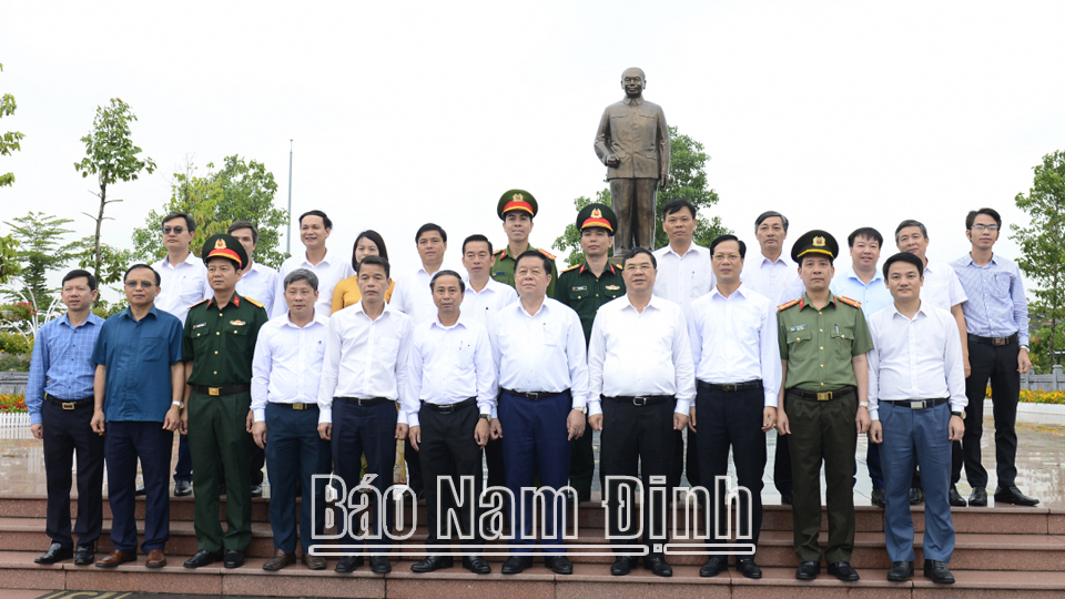 Đồng chí Trưởng Ban Tuyên giáo Trung ương và các đồng chí lãnh đạo tỉnh chụp ảnh tại Tượng đài Tổng Bí thư Trường Chinh. ĐT6
