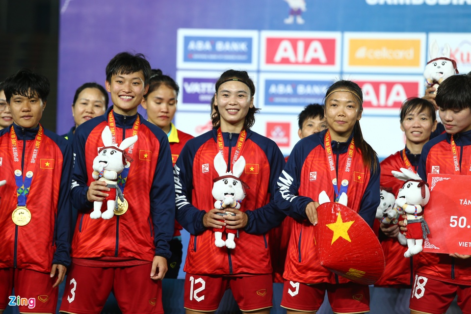 Trần Thị Hải Linh, Phạm Hải Yến, Huỳnh Như, Vũ Thị Hoa rạng rỡ trên bục nhận huy chương vàng. Đây là tấm HCV thứ 124 của đoàn Thể thao Việt Nam tại SEA Games 32, bỏ xa Thái Lan (94).