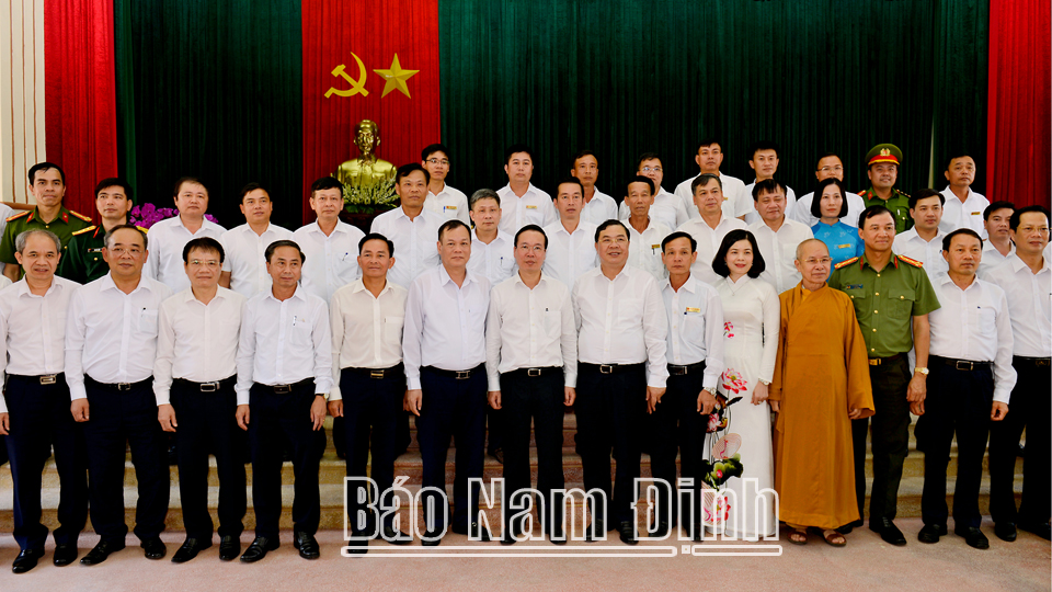 Chủ tịch nước Võ Văn Thưởng và các đồng chí lãnh đạo Trung ương, lãnh đạo tỉnh chụp ảnh với nhân dân địa phương tại xã Xuân Kiên (Xuân Trường).
            