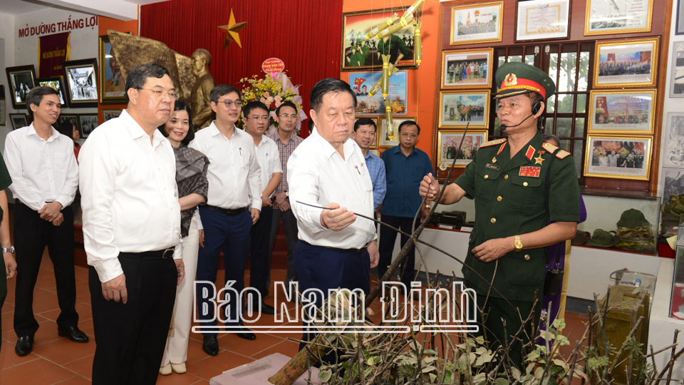 Thiếu tướng Hoàng Kiền giới thiệu với đồng chí Trưởng Ban Tuyên giáo Trung ương và các đồng chí lãnh đạo tỉnh các hiện vật trưng bày tại Bảo tàng Đồng Quê (Giao Thủy). ĐT7
