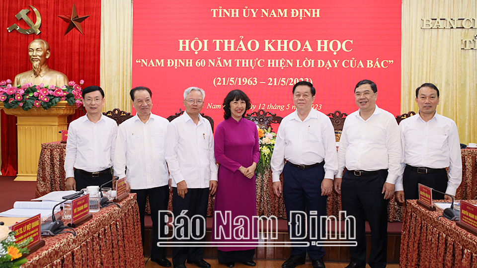 Đồng chí Thượng tướng Nguyễn Trọng Nghĩa, Bí thư Trung ương Đảng, Trưởng Ban Tuyên giáo Trung ương chụp ảnh lưu niệm với lãnh đạo tỉnh và các đại biểu dự hội thảo. ĐT 8
