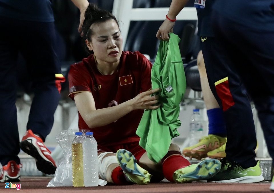 Các cô gái Việt Nam đã đánh đổi mồ hôi, nước mắt và cả những chấn thương để mang về vinh quang cho đoàn Thể thao Việt Nam. Trước đó, Trần Thị Thúy Nga đã không kìm được nước mắt khi phải rời sân bằng cáng, qua đó bỏ dở trận chung kết.