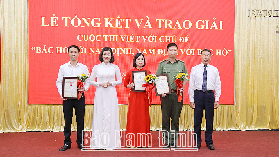 Các đồng chí Ủy viên Ban TVTU: Nguyễn Văn Va, Trưởng Ban Tổ chức Tỉnh ủy; Phạm Thị Thu Hằng, Trưởng Ban Tuyên giáo Tỉnh ủy trao giấy chứng nhận cho nhóm tác giả đạt giải Nhì.