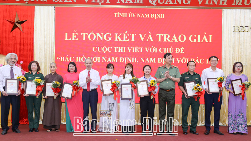 Các đồng chí Ủy viên Ban TVTU: Đoàn Văn Hùng, Chủ tịch Ủy ban MTTQ tỉnh; Đại tá Trần Minh Tiến, Giám đốc Công an tỉnh trao giấy chứng nhận cho các tác giả, nhóm tác giả đạt giả Ba.