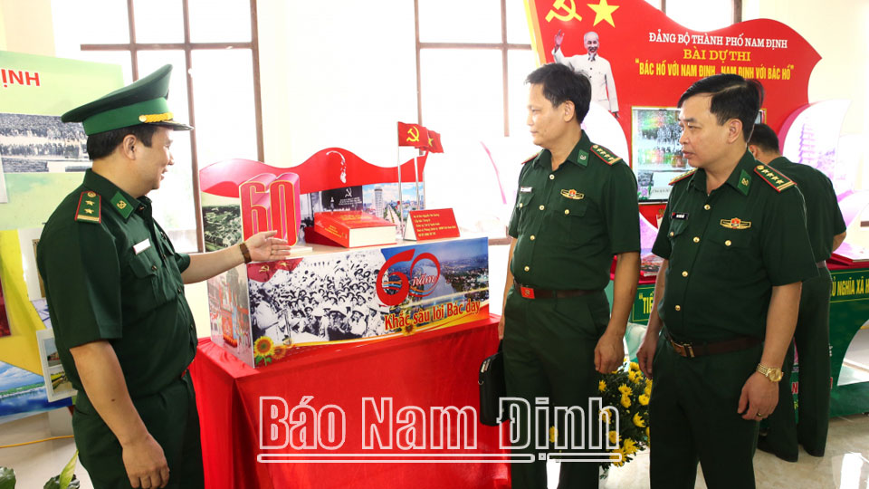 Các đại biểu lực lượng Bộ đội Biên phòng tỉnh tham quan mô hình tác phẩm chất lượng cao tham gia Cuộc thi viết Bác Hồ với Nam Định, Nam Định với Bác Hồ.
