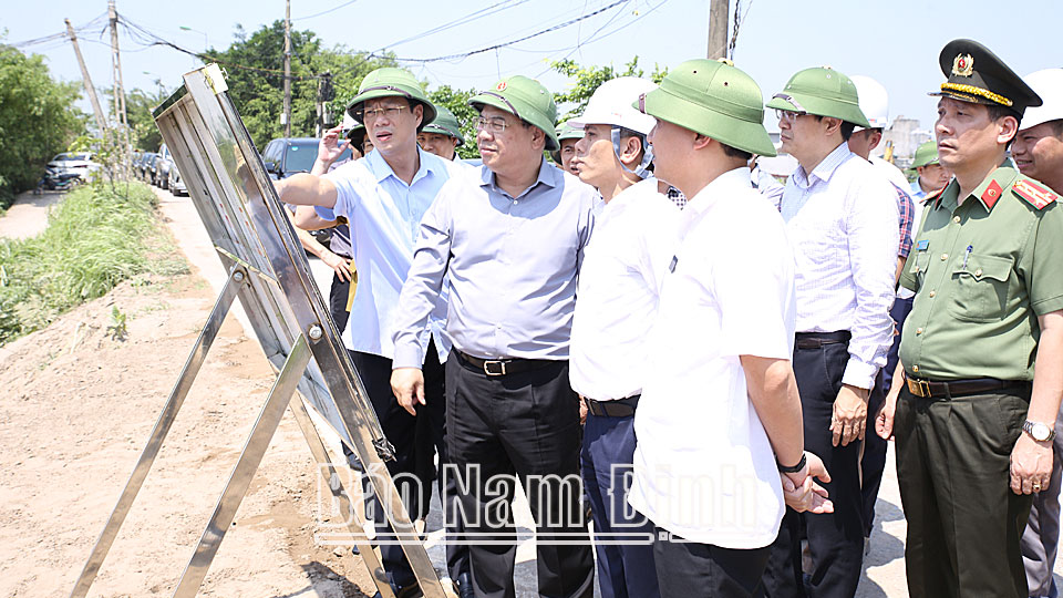 Đồng chí Bí thư Tỉnh ủy Phạm Gia Túc và đoàn công tác của tỉnh đi kiểm tra tiến độ xây dựng cầu vượt sông Đào nối từ đường Song Hào đến đường Vũ Hữu Lợi, thành phố Nam Định. 