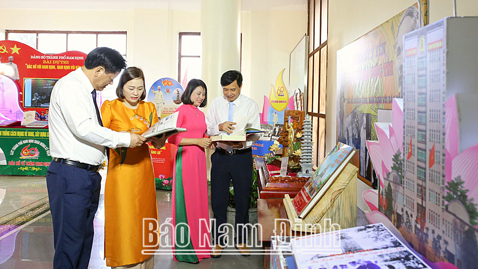 Các đại biểu huyện Ý Yên tham quan mô hình tác phẩm chất lượng cao tham gia cuộc thi viết Bác Hồ với Nam Định, Nam Định với Bác Hồ.