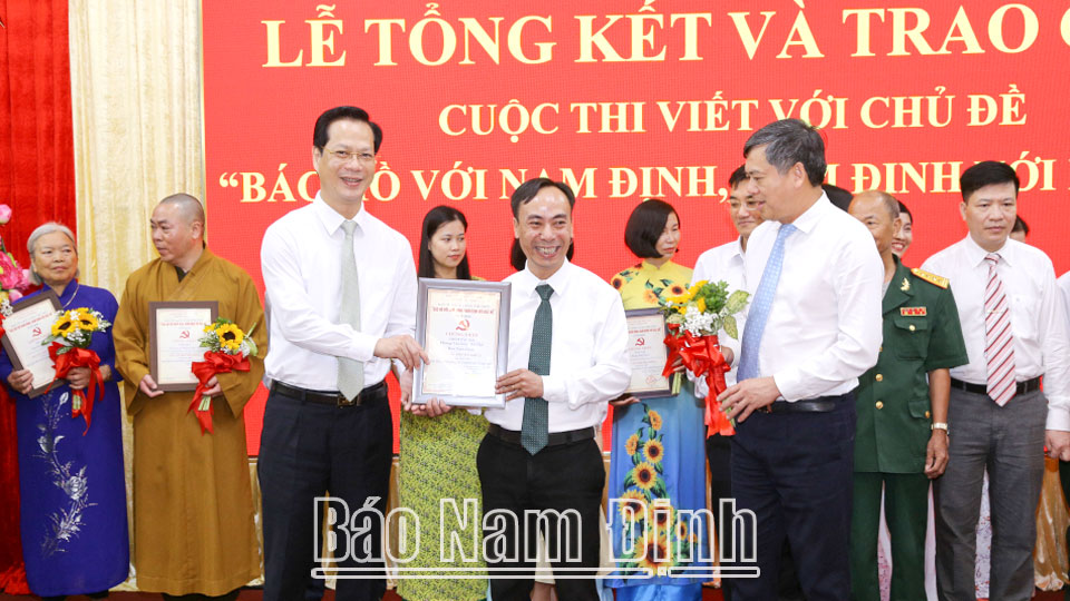 Nhóm tác giả Phòng Văn hóa – Xã hội Báo Nam Định vinh dự đạt giải Khuyến khích. 