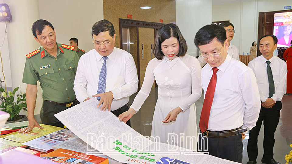 Các đồng chí lãnh đạo tỉnh tham quan các tác phẩm đạt giải Cuộc thi viết “Bác Hồ với Nam Định, Nam Định với Bác Hồ”.